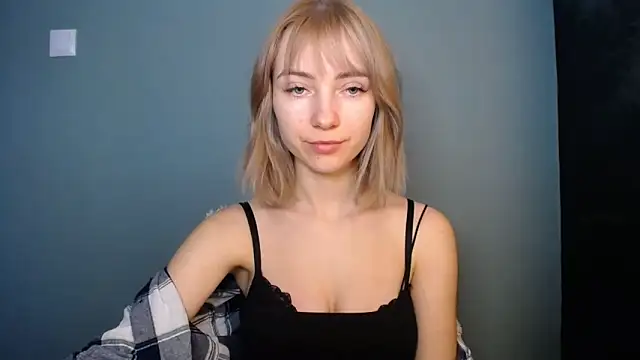 Snapshot of LuciaYoung chatting on 15, 2, 2026 LuciaYoung online show from 15, 2, 2026