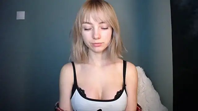 Snapshot of LuciaYoung chatting on 23, 2, 2026 LuciaYoung online show from 23, 2, 2026