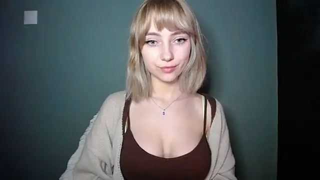 Snapshot of LuciaYoung chatting on 4, 3, 2026 LuciaYoung online show from 4, 3, 2026