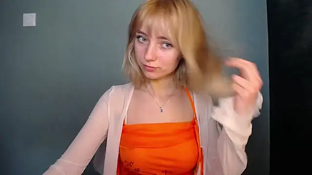 Snapshot of LuciaYoung chatting on 5, 3, 2026 LuciaYoung online show from 5, 3, 2026