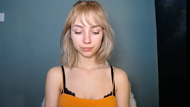 Snapshot of LuciaYoung chatting on 7, 3, 2026 LuciaYoung online show from 7, 3, 2026