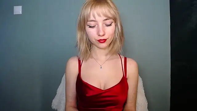 Snapshot of LuciaYoung chatting on 8, 3, 2026 LuciaYoung online show from 8, 3, 2026