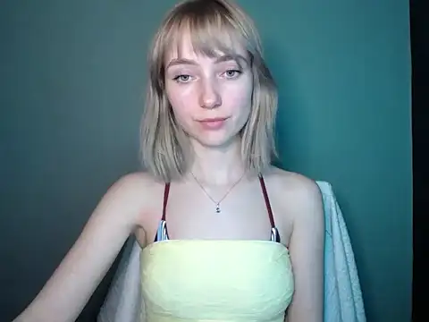 Snapshot of LuciaYoung chatting on 11, 3, 2026 LuciaYoung online show from 11, 3, 2026