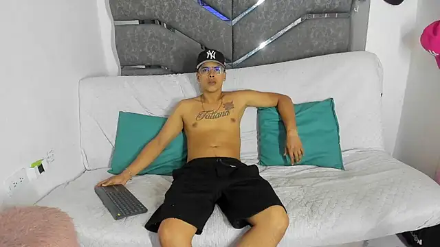 Latinos couples online show from 7, 1, 2026