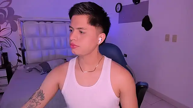 Snapshot of Niicky1_ chatting on 8, 12, 2024 Niicky1 online show from 8, 12, 2024