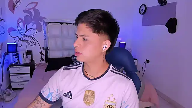 Snapshot of Niicky1_ chatting on 18, 12, 2024 Niicky1 online show from 18, 12, 2024