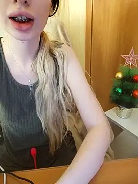 Snapshot of Elza_kom chatting on 20, 12, 2024 Elza kom online show from 20, 12, 2024