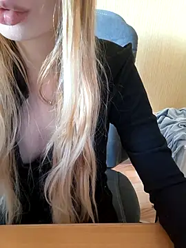 Snapshot of Elza_kom chatting on 23, 10, 2025 Elza kom online show from 23, 10, 2025