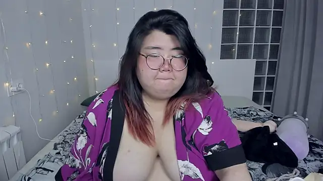 Snapshot of Nadine_asian chatting on 12, 12, 2024 Nadine asian online show from 12, 12, 2024