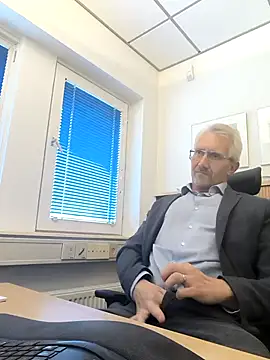 Snapshot of tom-swede chatting on 9, 10, 2025 tom-swede online show from 9, 10, 2025