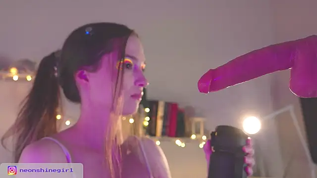 Snapshot of NeonShine chatting on 25, 2, 2026 NeonShine online show from 25, 2, 2026