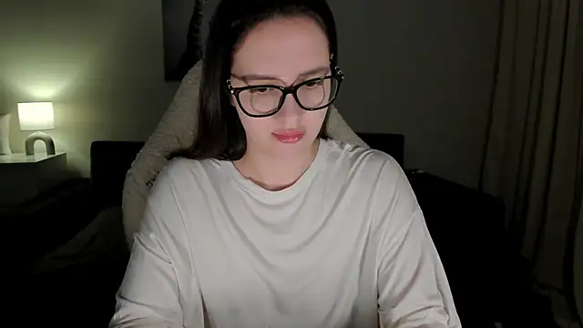 Sonia moon  online show from 5, 3, 2025