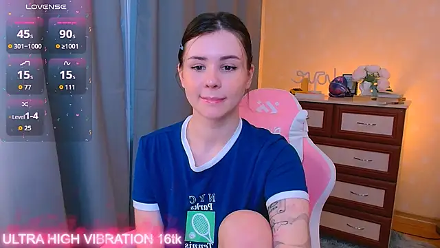 Snapshot of cutie_mili chatting on 8, 10, 2025 cutie mili online show from 8, 10, 2025