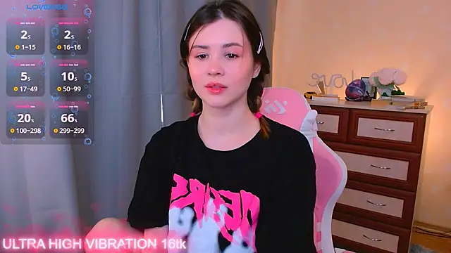 Snapshot of cutie_mili chatting on 19, 10, 2025 cutie mili online show from 19, 10, 2025