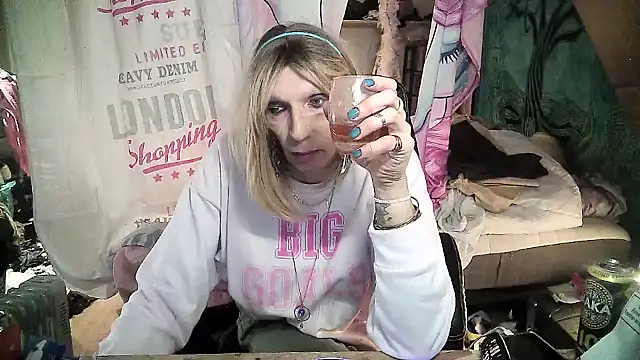 Snapshot of Ombeline1 chatting on 11, 2, 2025 Ombeline1 online show from 11, 2, 2025