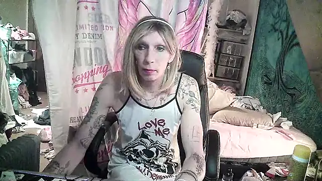 Snapshot of Ombeline1 chatting on 17, 2, 2025 Ombeline1 online show from 17, 2, 2025