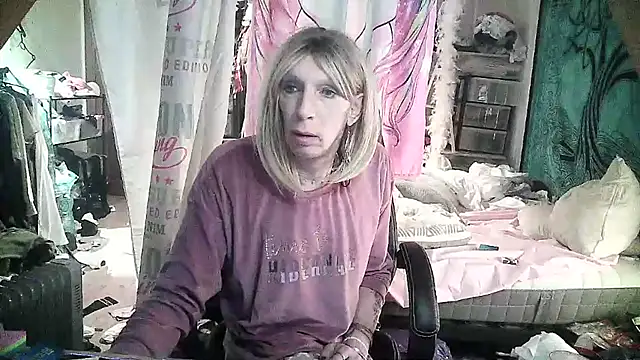 Snapshot of Ombeline1 chatting on 18, 2, 2025 Ombeline1 online show from 18, 2, 2025