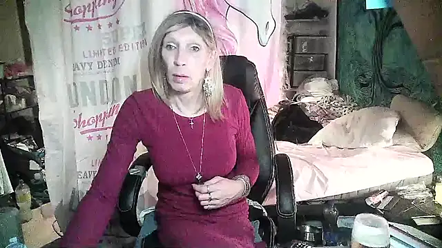 Snapshot of Ombeline1 chatting on 22, 2, 2025 Ombeline1 online show from 22, 2, 2025