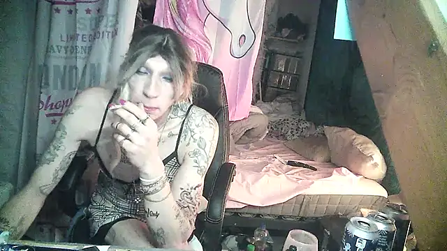 Snapshot of Ombeline1 chatting on 24, 2, 2025 Ombeline1 online show from 24, 2, 2025