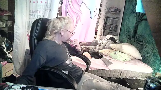 Snapshot of Ombeline1 chatting on 25, 2, 2025 Ombeline1 online show from 25, 2, 2025