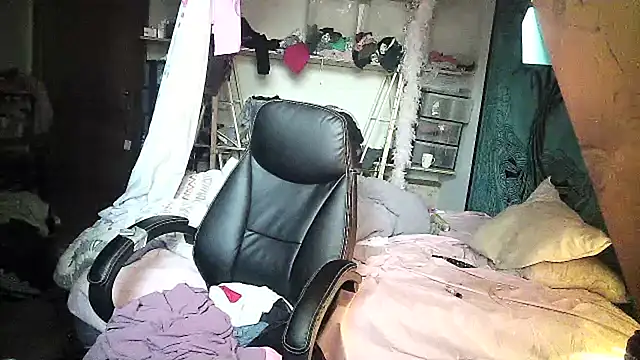 Snapshot of Ombeline1 chatting on 4, 3, 2025 Ombeline1 online show from 4, 3, 2025