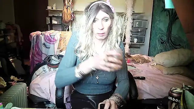 Snapshot of Ombeline1 chatting on 7, 3, 2025 Ombeline1 online show from 7, 3, 2025