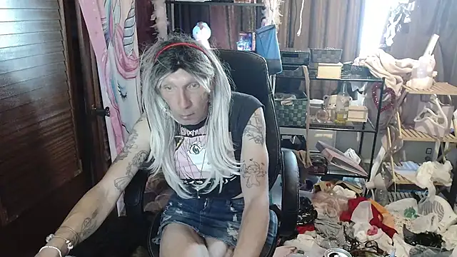 Snapshot of Ombeline1 chatting on 8, 9, 2025 Ombeline1 online show from 8, 9, 2025