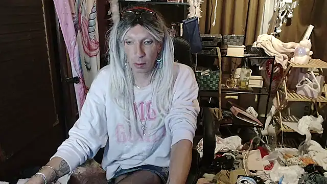 Snapshot of Ombeline1 chatting on 12, 9, 2025 Ombeline1 online show from 12, 9, 2025