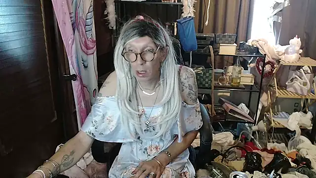 Snapshot of Ombeline1 chatting on 12, 9, 2025 Ombeline1 online show from 12, 9, 2025