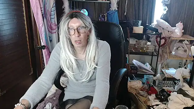 Snapshot of Ombeline1 chatting on 16, 9, 2025 Ombeline1 online show from 16, 9, 2025