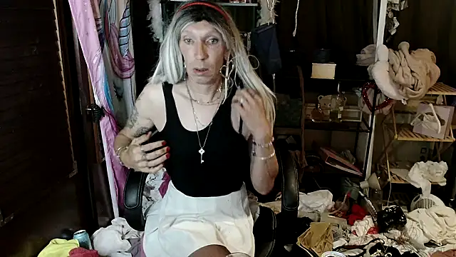 Snapshot of Ombeline1 chatting on 24, 9, 2025 Ombeline1 online show from 24, 9, 2025