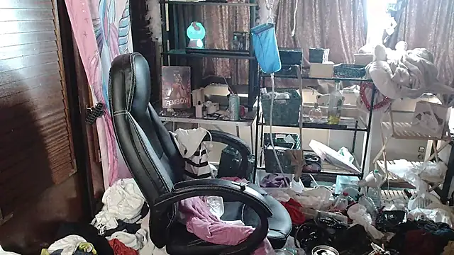 Snapshot of Ombeline1 chatting on 26, 9, 2025 Ombeline1 online show from 26, 9, 2025