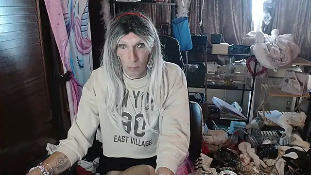 Snapshot of Ombeline1 chatting on 2, 10, 2025 Ombeline1 online show from 2, 10, 2025