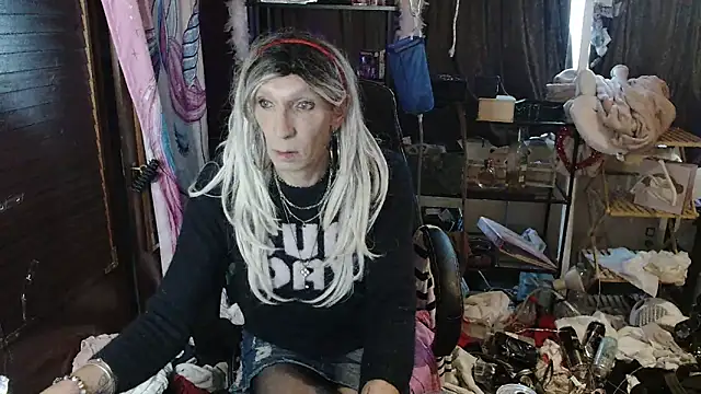 Snapshot of Ombeline1 chatting on 4, 10, 2025 Ombeline1 online show from 4, 10, 2025