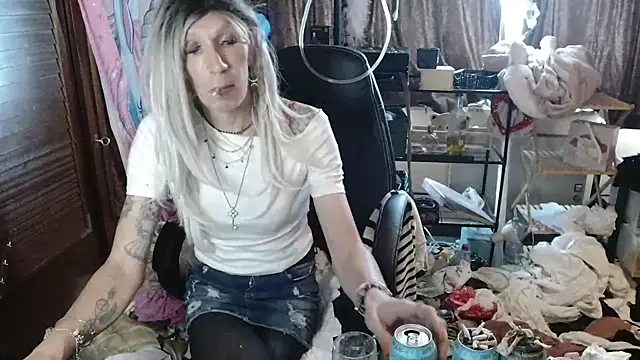 Snapshot of Ombeline1 chatting on 9, 10, 2025 Ombeline1 online show from 9, 10, 2025