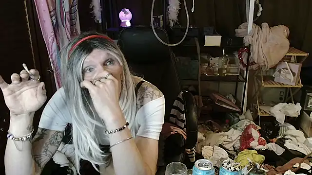 Snapshot of Ombeline1 chatting on 13, 10, 2025 Ombeline1 online show from 13, 10, 2025