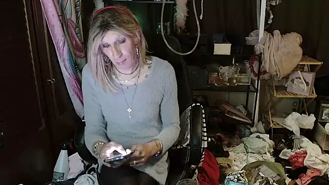 Snapshot of Ombeline1 chatting on 16, 10, 2025 Ombeline1 online show from 16, 10, 2025