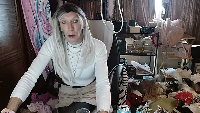 Snapshot of Ombeline1 chatting on 19, 10, 2025 Ombeline1 online show from 19, 10, 2025