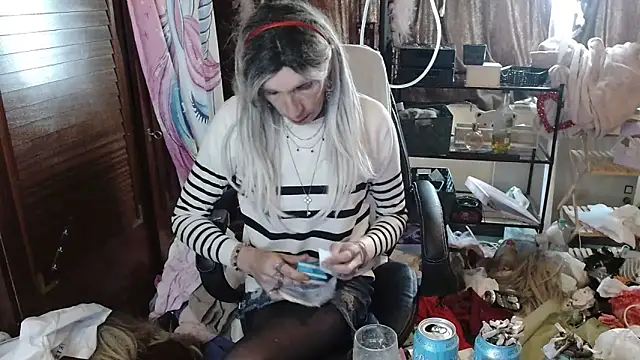 Snapshot of Ombeline1 chatting on 21, 10, 2025 Ombeline1 online show from 21, 10, 2025