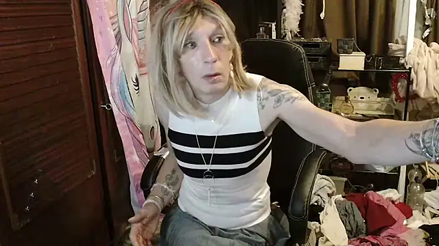 Snapshot of Ombeline1 chatting on 29, 10, 2025 Ombeline1 online show from 29, 10, 2025