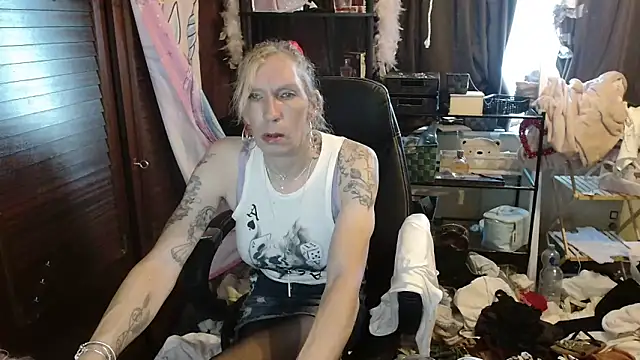 Snapshot of Ombeline1 chatting on 30, 10, 2025 Ombeline1 online show from 30, 10, 2025