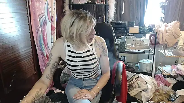 Snapshot of Ombeline1 chatting on 31, 10, 2025 Ombeline1 online show from 31, 10, 2025