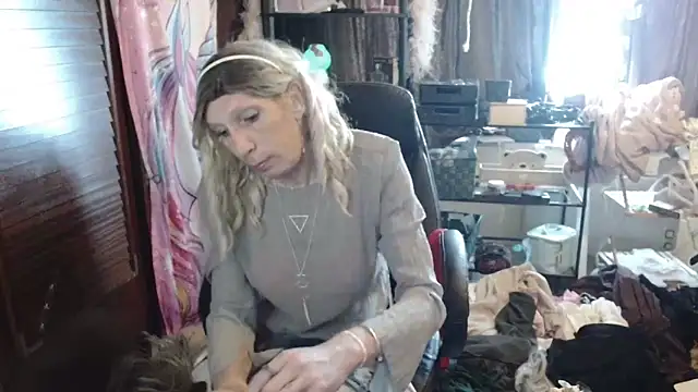 Snapshot of Ombeline1 chatting on 2, 11, 2025 Ombeline1 online show from 2, 11, 2025