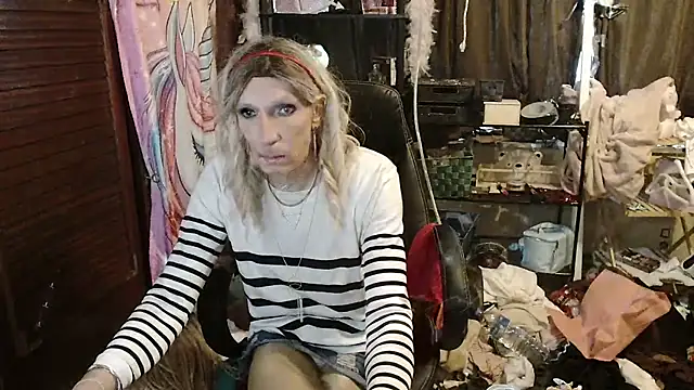 Snapshot of Ombeline1 chatting on 3, 11, 2025 Ombeline1 online show from 3, 11, 2025