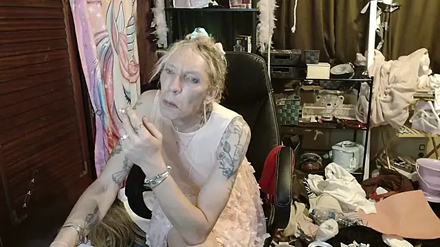 Snapshot of Ombeline1 chatting on 4, 11, 2025 Ombeline1 online show from 4, 11, 2025