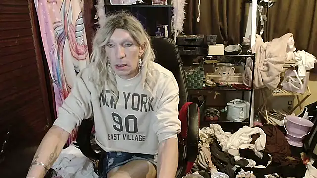 Snapshot of Ombeline1 chatting on 4, 11, 2025 Ombeline1 online show from 4, 11, 2025