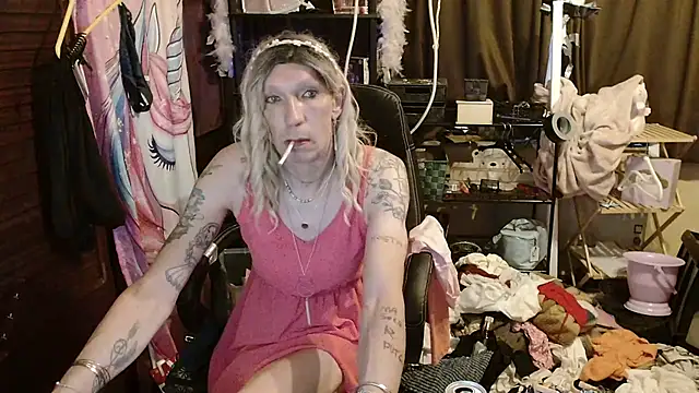 Snapshot of Ombeline1 chatting on 12, 11, 2025 Ombeline1 online show from 12, 11, 2025