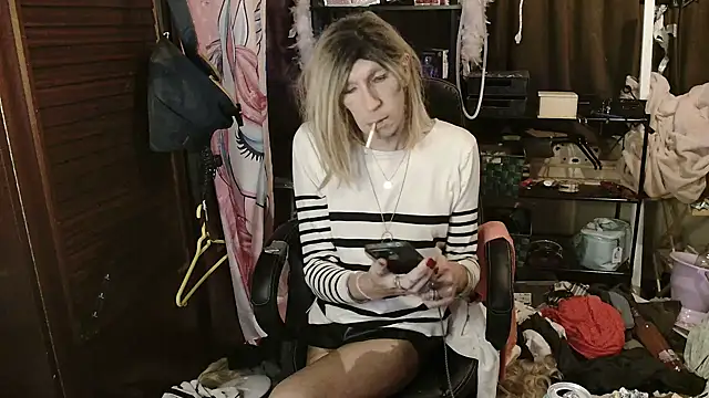 Snapshot of Ombeline1 chatting on 18, 11, 2025 Ombeline1 online show from 18, 11, 2025