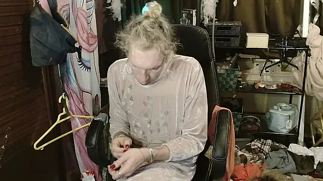 Snapshot of Ombeline1 chatting on 20, 11, 2025 Ombeline1 online show from 20, 11, 2025