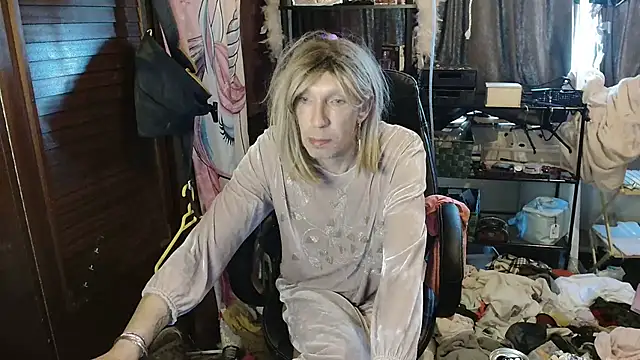 Snapshot of Ombeline1 chatting on 21, 11, 2025 Ombeline1 online show from 21, 11, 2025